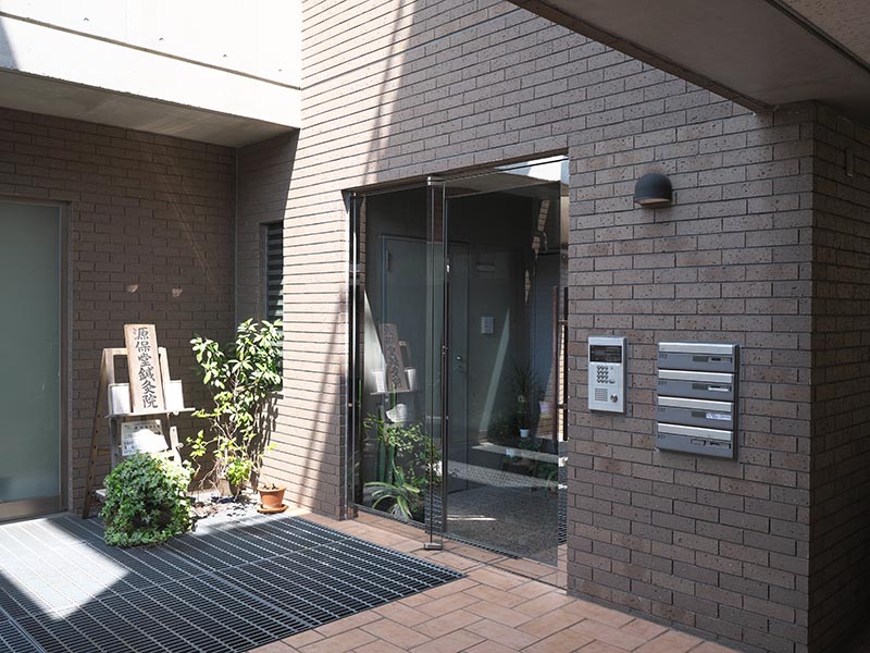 薬戸金堂の入口　（C)イスクラの漢方薬のご購入は、表参道・青山・原宿・渋谷エリアにある漢方薬店・薬戸金堂へ